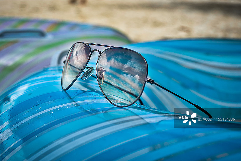 太阳镜中的倒影图片素材
