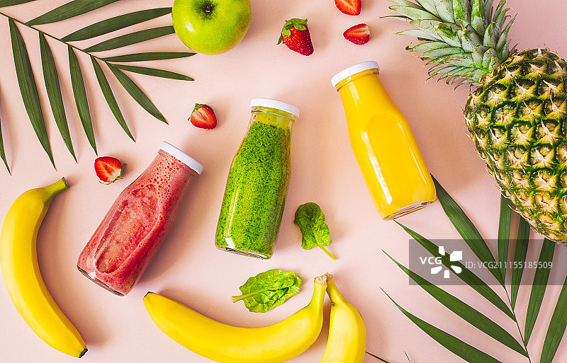 瓶装彩色冰沙与新鲜水果2.5D图图片素材