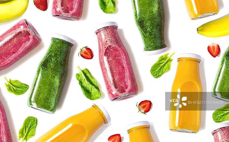 白色背景下的彩色瓶装冰沙，顶部视角图片素材