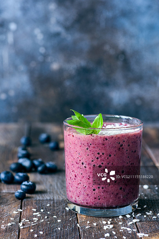 乡村木纹背景蓝莓冰沙图片素材