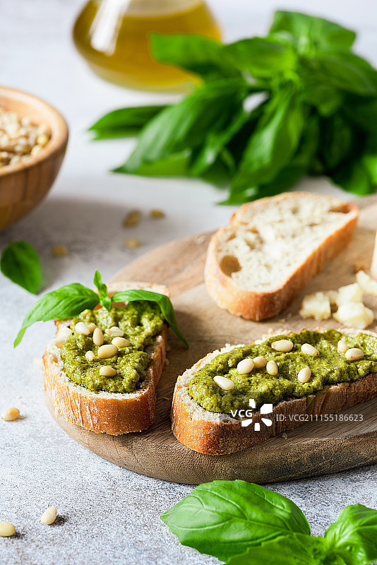 木板上的香蒜酱烤面包图片素材