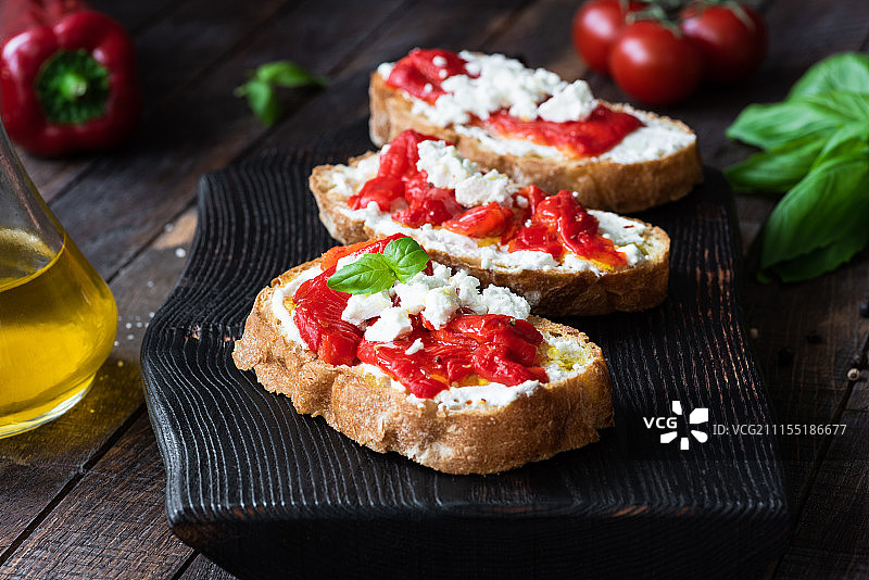 意式烤面包配烤辣椒和山羊奶酪图片素材