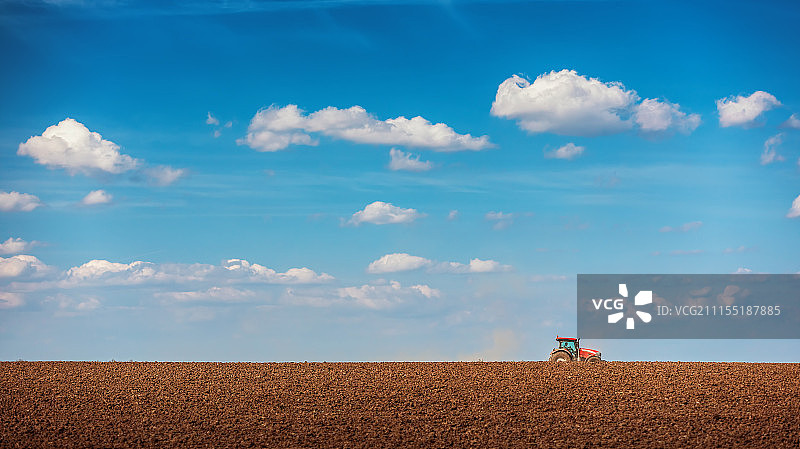 农民用拖拉机在田间播种图片素材