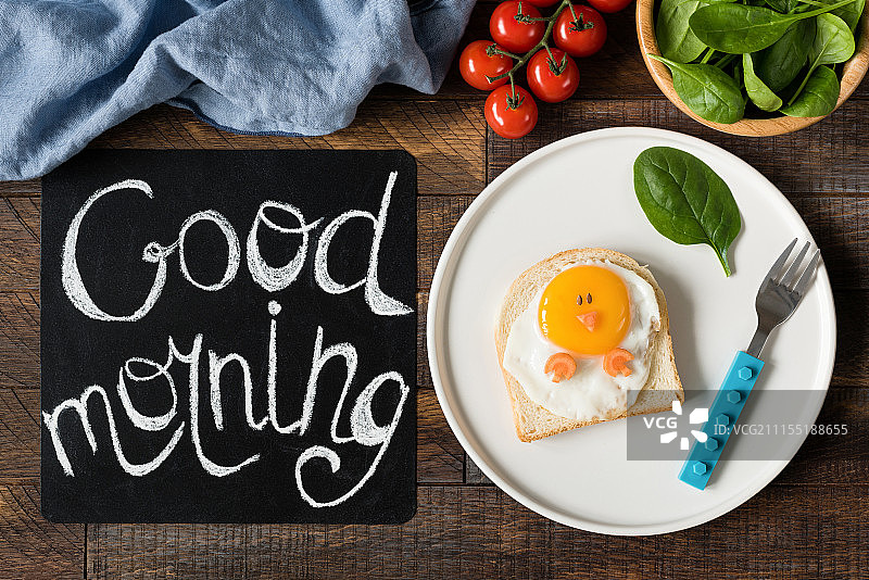 有趣的鸡肉三明治和早上好问候儿童早餐图片素材