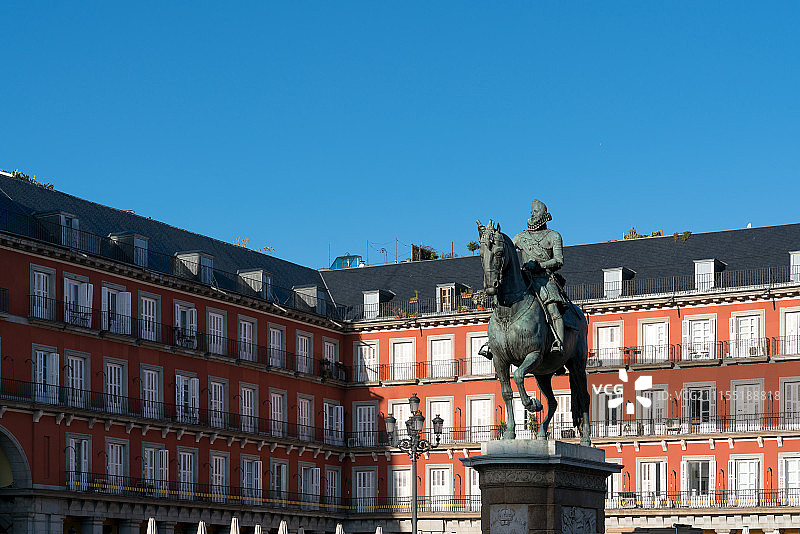 马德里旅游目的地：马约尔广场的菲利普三世雕像图片素材