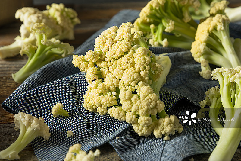 新鲜有机白色花椰菜图片素材