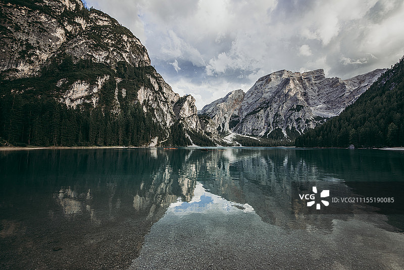 意大利阿尔卑斯山及山地湖泊的壮丽景色图片素材