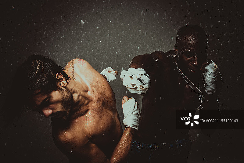 雨中的街头斗殴图片素材