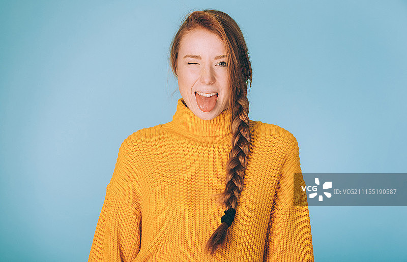 红发女孩的影棚人像图片素材