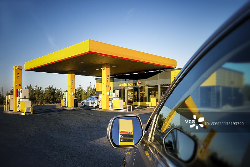 加油站内的汽车，后视镜和玻璃上的反射图片素材