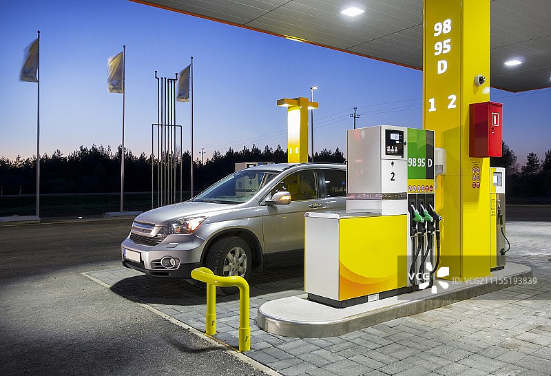 加油站的汽车，燃油站和加油柱，爱沙尼亚的黄昏图片素材