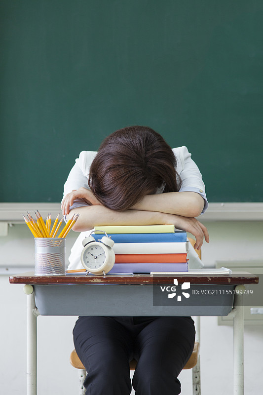 课堂上老师在黑板前睡觉的照片图片素材
