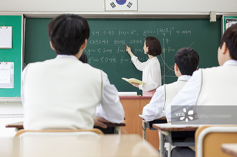 教室里的老师和学生摄影图片素材