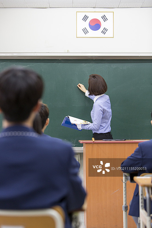 老师和学生在教室上课摄影图片素材