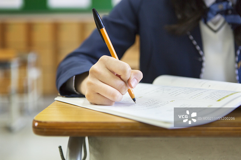 教室里学习的学生照片图片素材