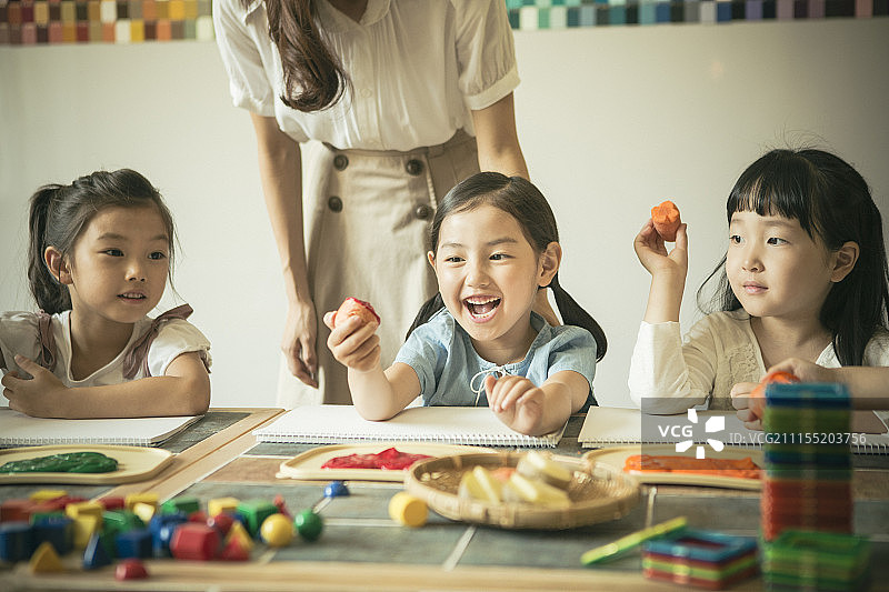 学前班儿童美术课摄影图片素材