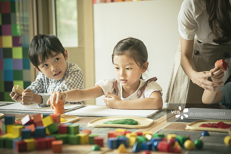 学前班儿童美术课摄影图片素材