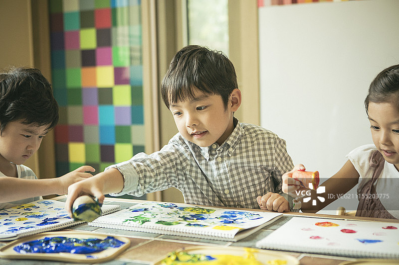 学前班儿童美术课摄影图片素材