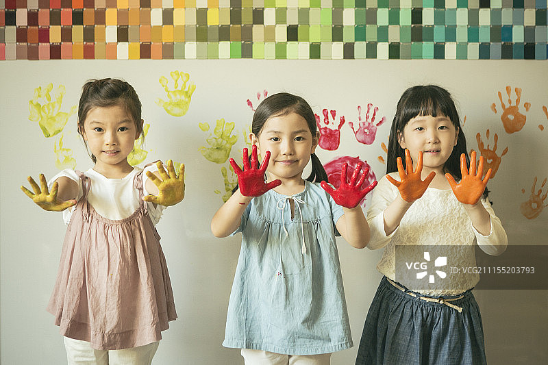 学前班儿童美术课摄影图片素材