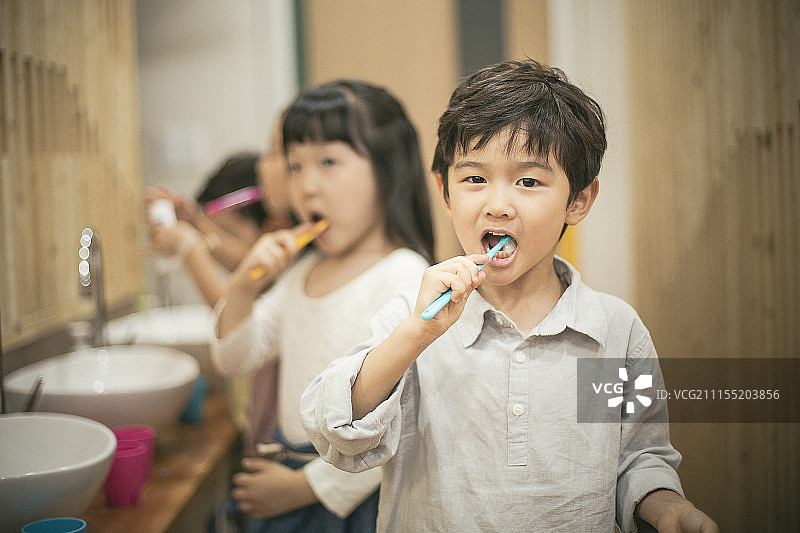 学龄前儿童刷牙摄影图片素材