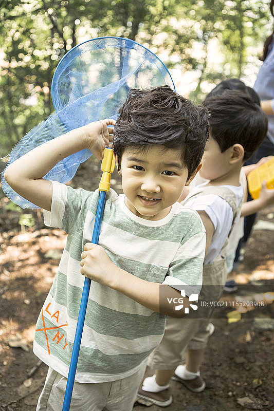 森林中郊游的学龄前儿童摄影图片素材