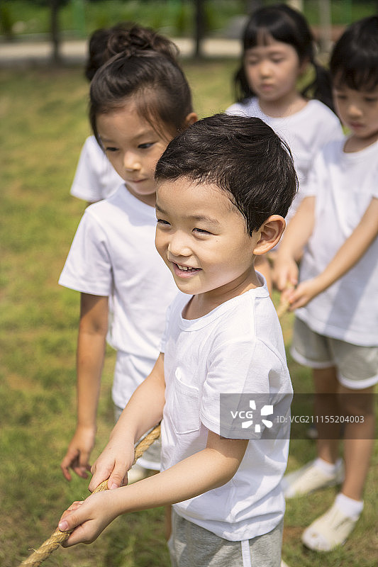 运动会上拔河的学龄前儿童摄影图片素材