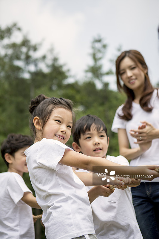 运动会上拔河的学龄前儿童摄影图片素材