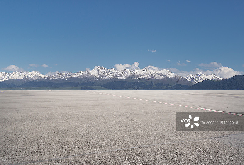 雪山路面图片素材