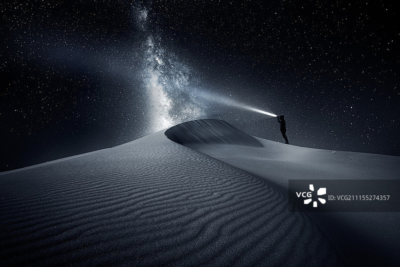 沙漠里的灯塔图片素材