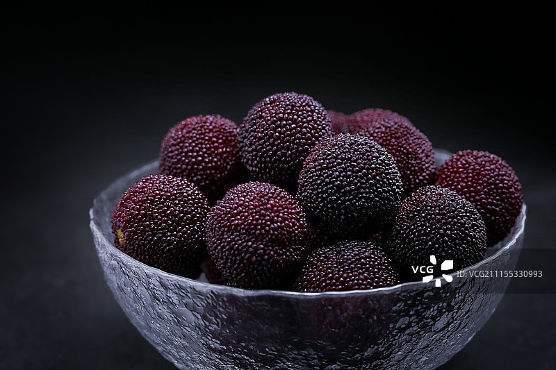黑色背景的杨梅图片素材