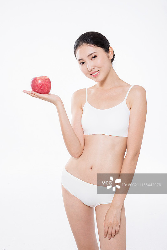 拿着水果的年轻女性图片素材