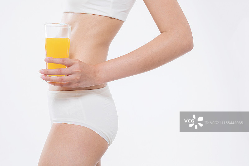 喝果汁的年轻女性图片素材