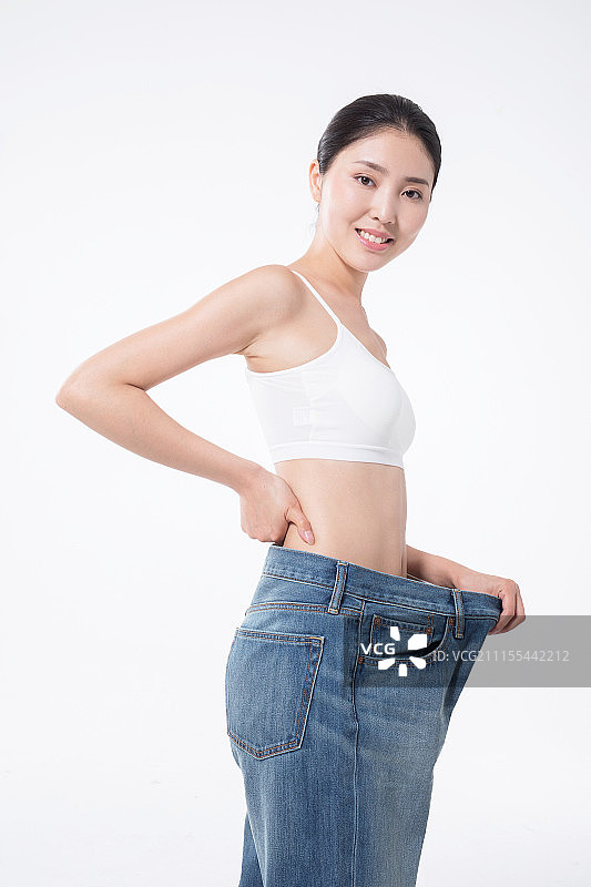 年轻女孩量腰围图片素材