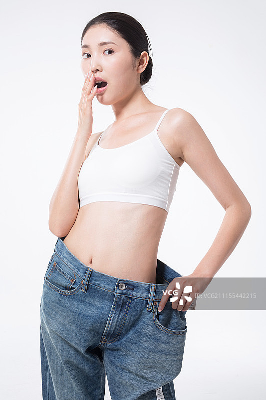 年轻女孩量腰围图片素材