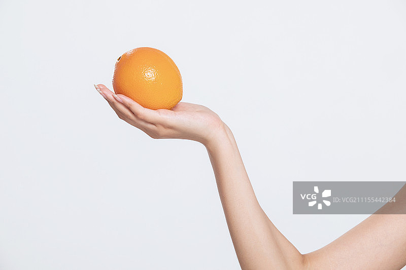 拿着橙子的手图片素材