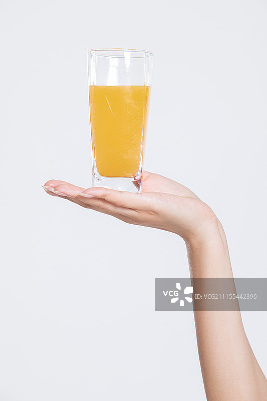 拿着果汁的手图片素材