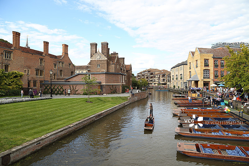英国剑桥大学里的康河渡口图片素材
