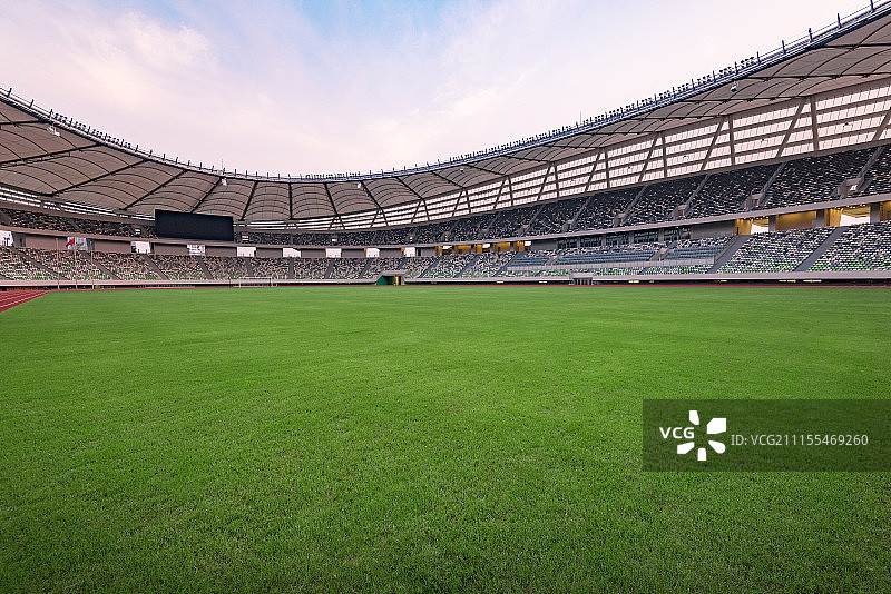 空旷无人的现代足球体育场图片素材