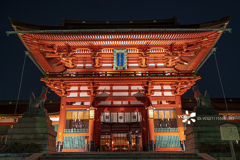 日本京都伏见稻荷大社夜景图片素材