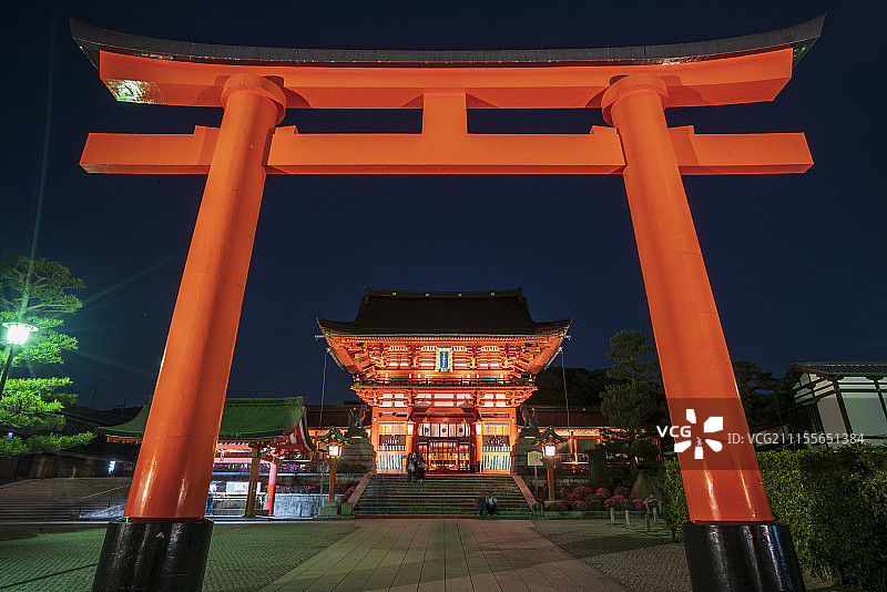 日本京都伏见稻荷大社夜景图片素材