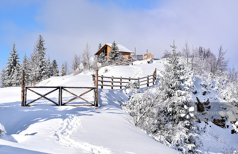 雪山上的房子图片素材