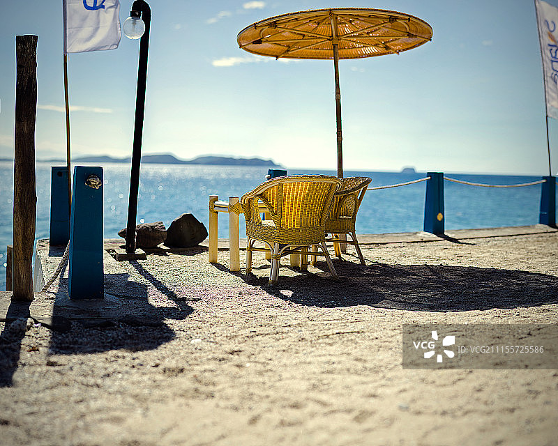 带有遮阳伞和躺椅的海滩景色图片素材