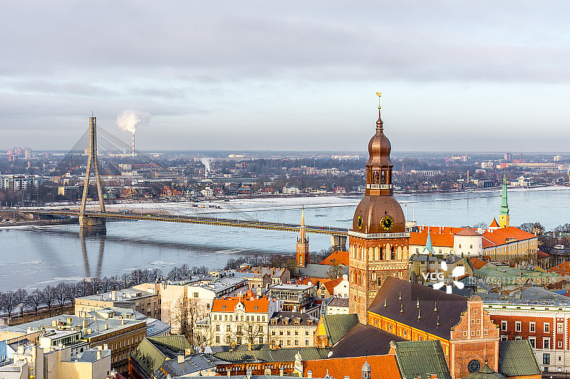 拉脱维亚里加老城区、河流与桥梁的城市风光图片素材