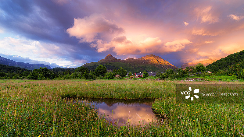 草甸池塘后的阴天山景图片素材