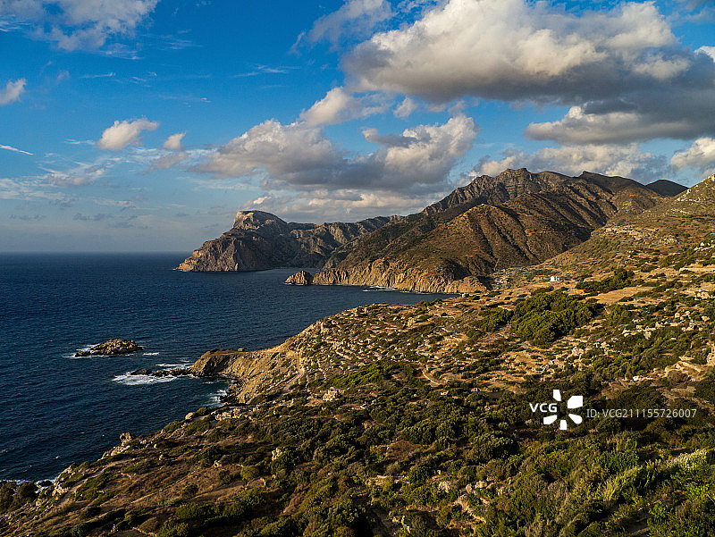 阳光明媚的一天，海岸线和大海图片素材