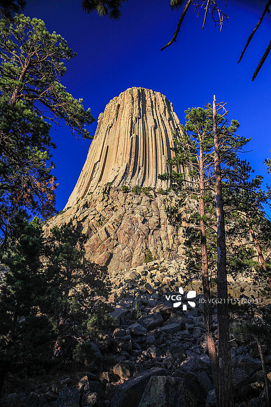 美国怀俄明州晴空下的魔鬼塔图片素材