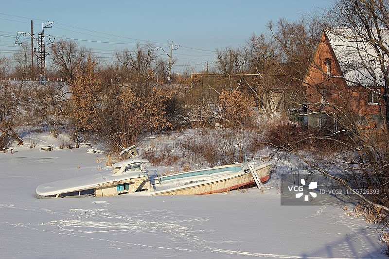 困在冰冻湖中的船图片素材