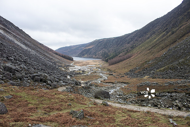 峡湾上空阴沉的天空图片素材