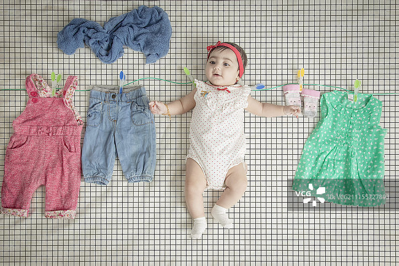 女婴的连衣裙挂在晾衣绳上图片素材