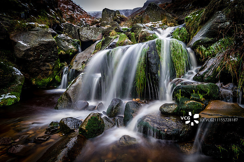 岩石和藻类瀑布图片素材